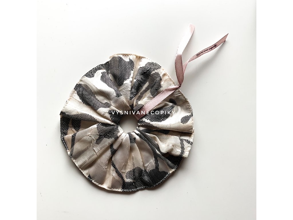 Rubber_band_scrunchie_for_hair_gumička_scrunchie_do_vlasov_látkovaná_geometric_vzorovaná_vysnivanecopiky