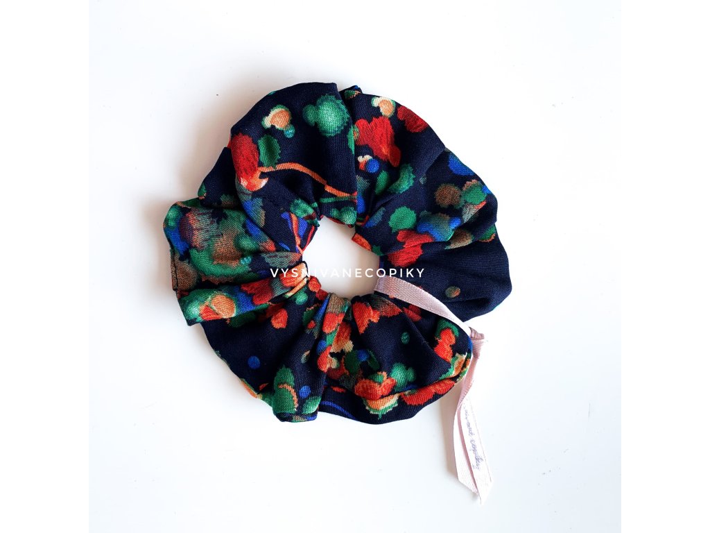 Rubber_band_scrunchie_for_hair_gumička_scrunchie_do_vlasov_látkovaná_tmavá-geo_vysnivanecopiky