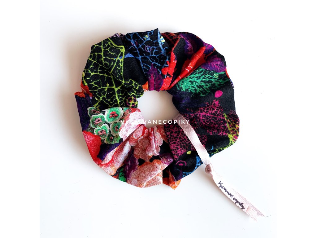 Rubber_band_scrunchie_for_hair_gumička_scrunchie_do_vlasov_látkovaná_dark_tmavá_vysnivanecopiky