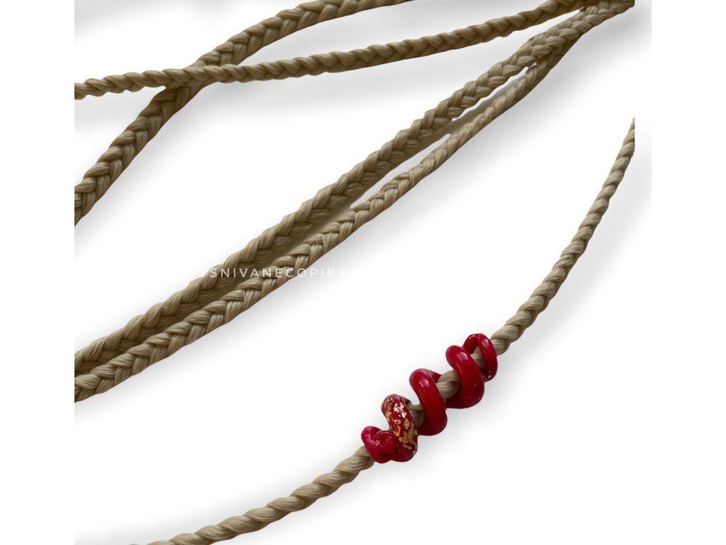 Hand_made_decoration_red_červená_vysnivanecopiky