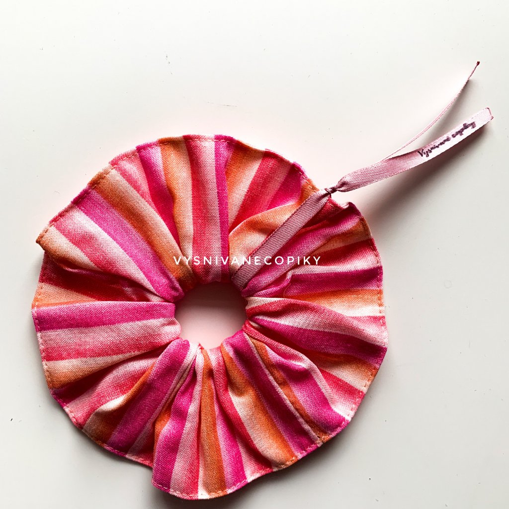 Rubber_band_scrunchie_for_hair_gumička_scrunchie_do_vlasov_látkovaná_pink_ružová_vysnivanecopiky