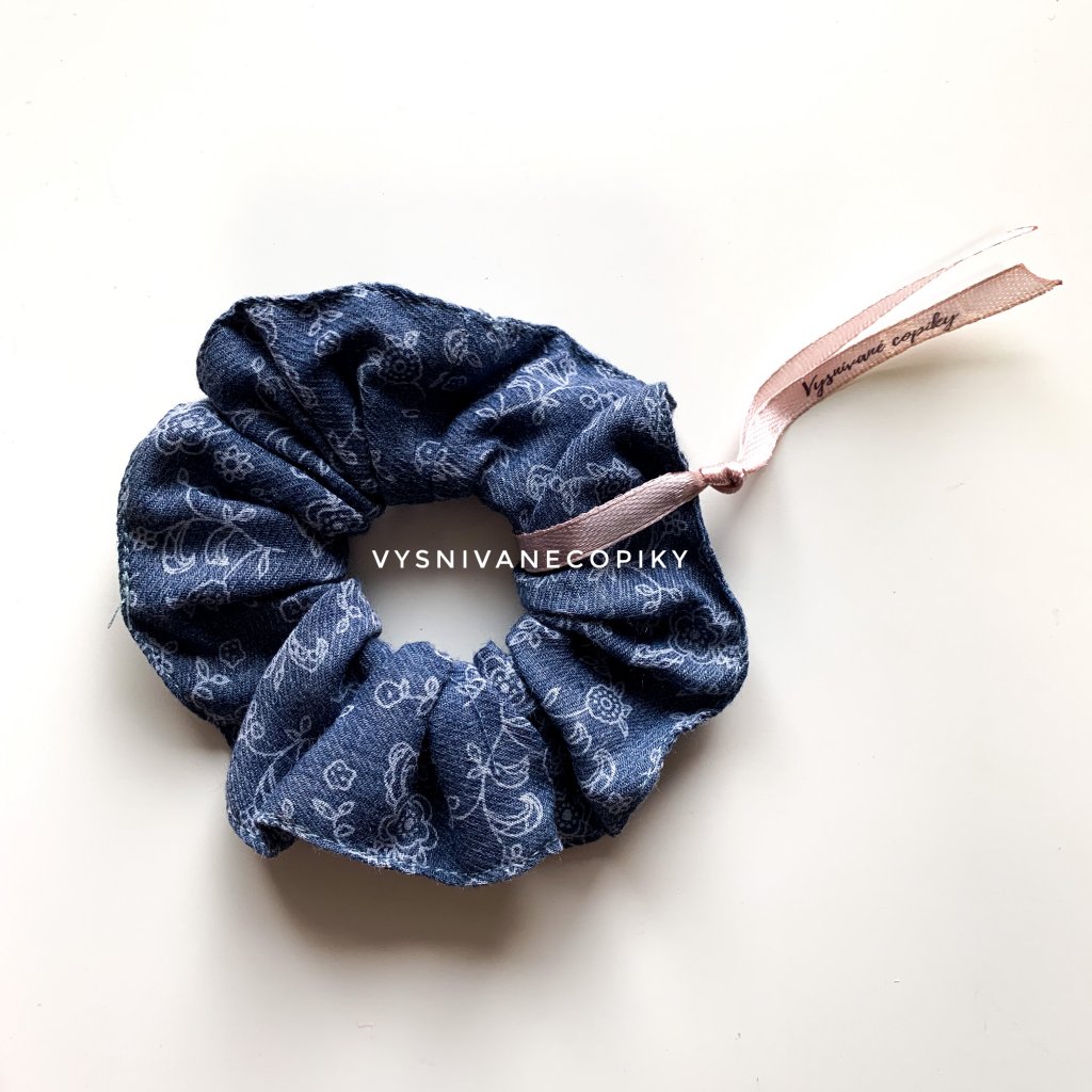 Rubber_band_scrunchie_for_hair_gumička_scrunchie_do_vlasov_látkovaná_blue_modra_vysnivanecopiky