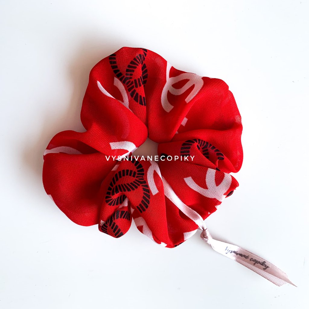 Rubber_band_scrunchie_for_hair_gumička_scrunchie_do_vlasov_látkovaná_red_červená_vysnivanecopiky