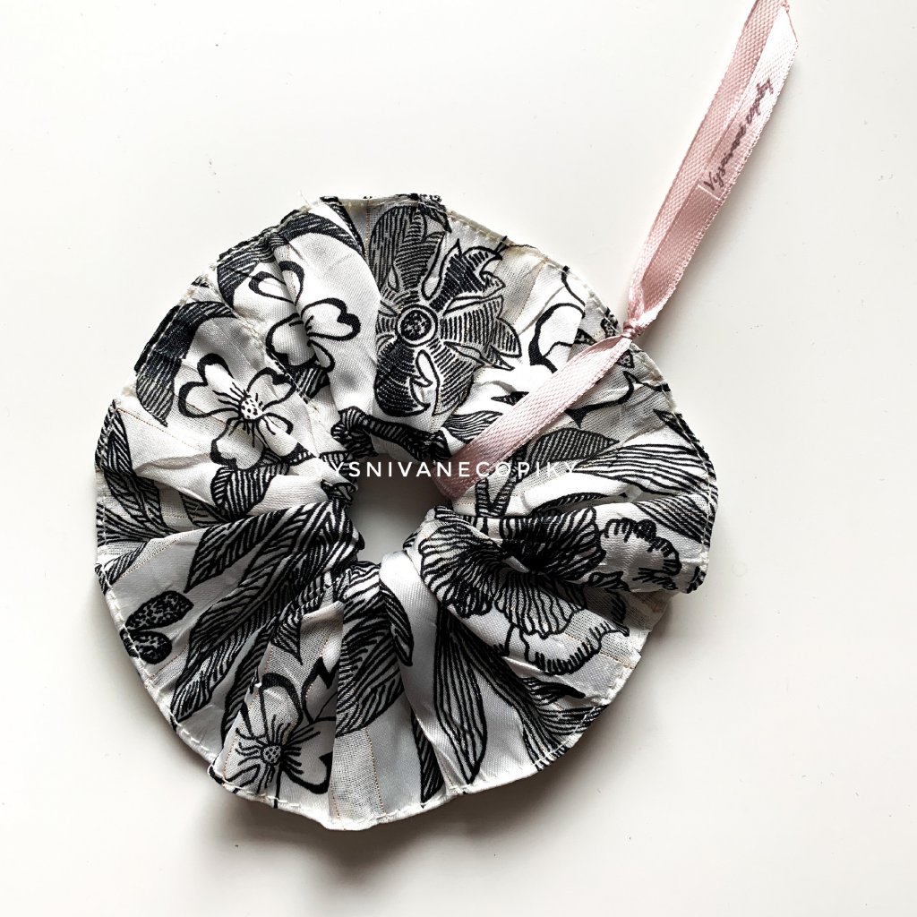 gumička_scrunchie_hair_bands_scrunchie_fabric_black-white_čierna_biela_vysnivanecopiky