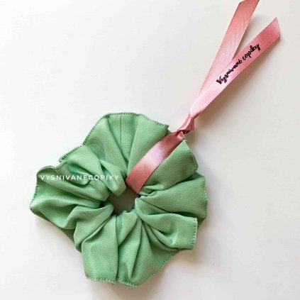 Rubber_band_scrunchie_for_hair_gumička_scrunchie_do_vlasov_látkovaná_light-green_bledo-zelená_vysnivanecopiky