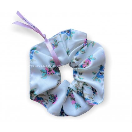 Rubber_band_scrunchie_for_hair_gumička_scrunchie_do_vlasov_látkovaná_white-flowers_vysnivanecopiky