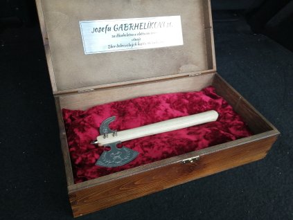 Dekorativní sekerka včetně dárkové kazety s polstrováním