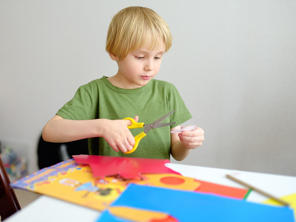 Kdy je dítě připravené na své první nůžky a lepidlo
