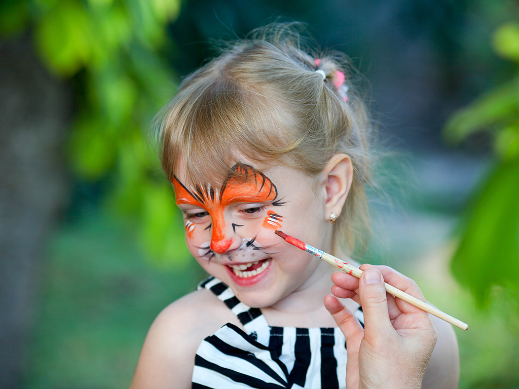Jaké jsou techniky malování na obličej
