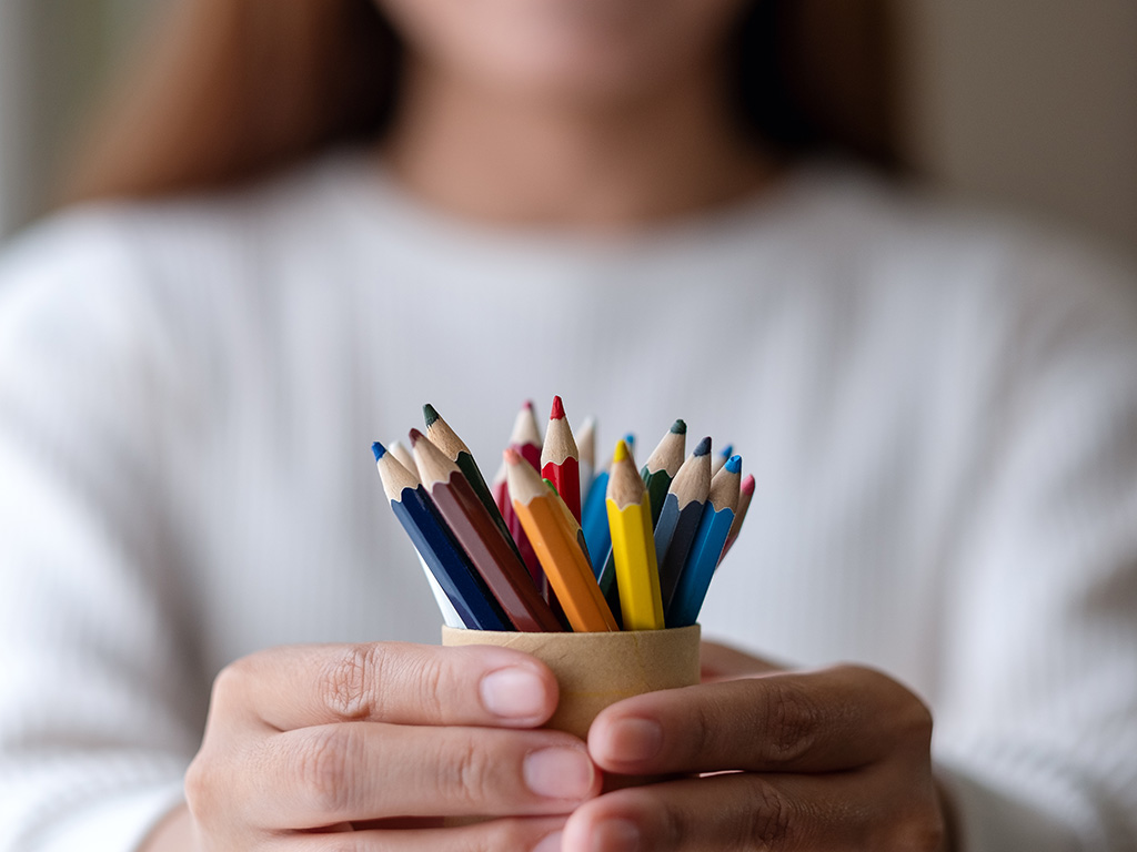 Jak vybrat správné pastelky pro malé děti vs. školáky