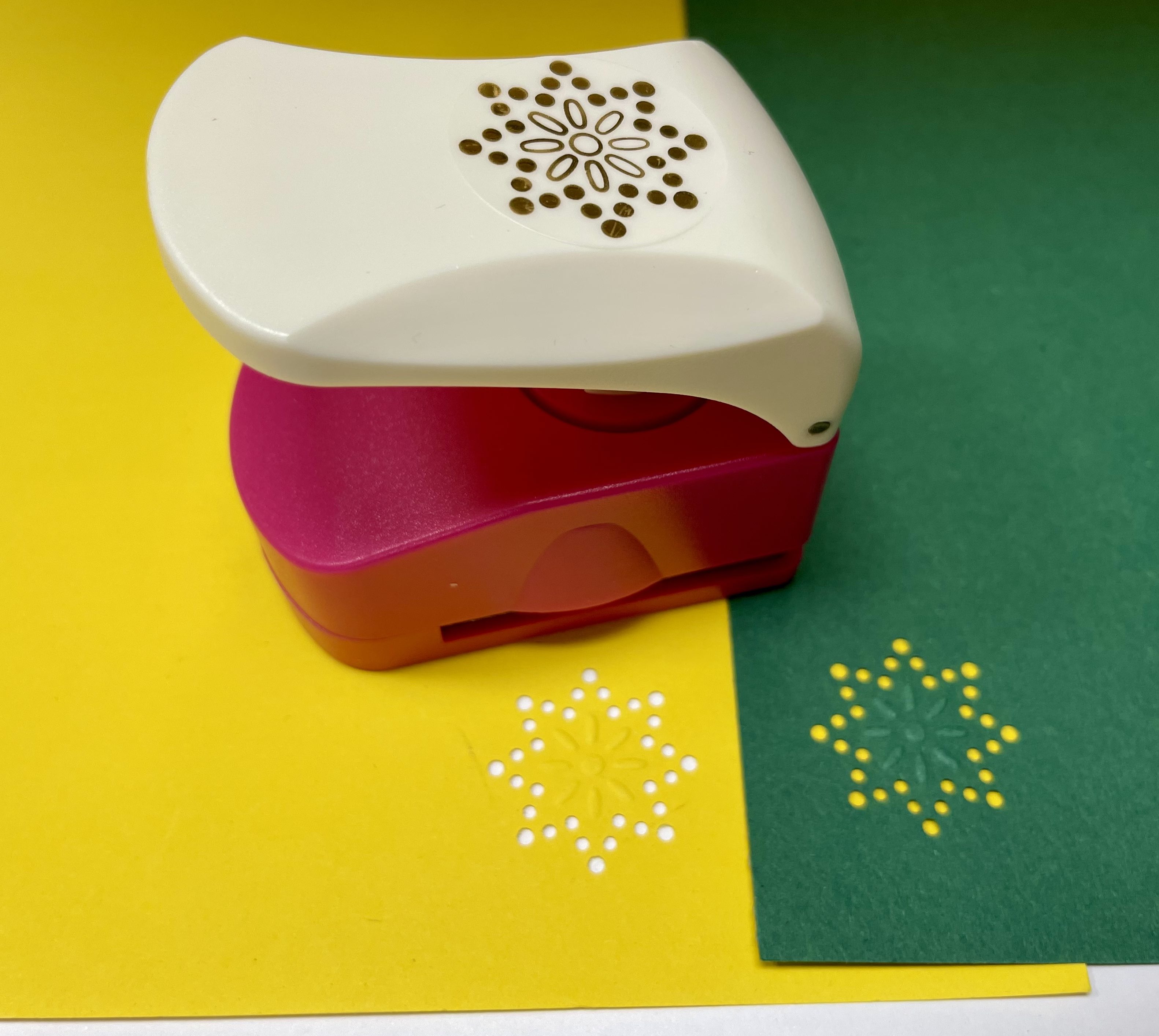 Děrovačka s embossing efektem - Hvězda