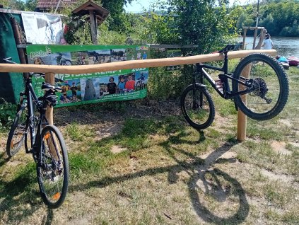 Akátový stojan na kola ZÁVĚSNÝ VZA - ručně vyrobený - D12