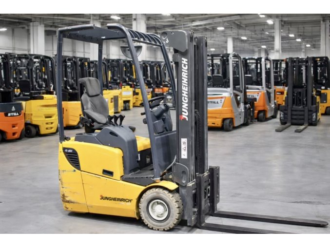 Žlutý vysokozdvižný vozík v hale 2