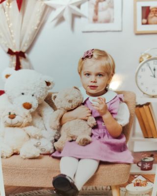 Ďakujeme, že si na vianočné fotenie vyberáte nás 🩷 Šaty aj košieľku nájdete na www.wab.sk 😊 #christmasphotoshoot...