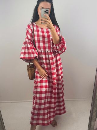 Objavte dokonalú kombináciu pohodlia a módy s našimi ručne šitými oversize mušelínovými šatami. Šaty sú dostupné v...