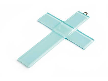 Delikatny krzyż szklany w błękitnym odcieniu — pamiątka chrztu.