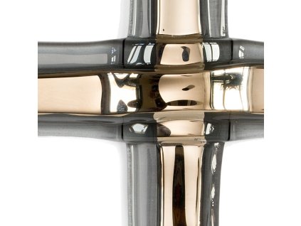 Elegancki posrebrzany krzyż z transparentnego szkła – dekoracja sakralna.