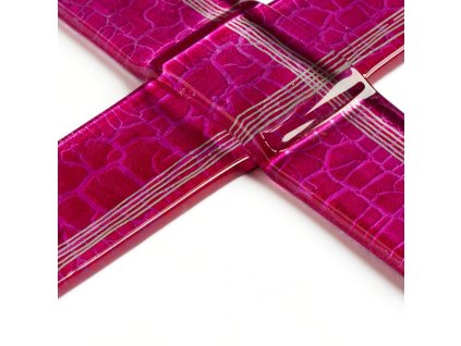 Klasyczny krzyż ścienny WAGA, kolor głęboki róż – elegancka ozdoba domu i kapliczki