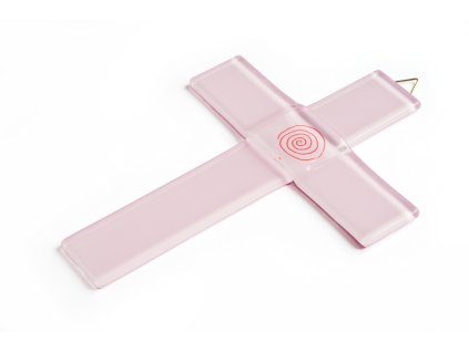 Szklany krzyż chrzcielny w pastelowym różu z delikatną spiralą.