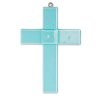 Delikatny krzyż szklany w błękitnym odcieniu — pamiątka chrztu.