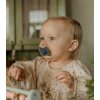 ANATOMICKÝ CUMLÍK FRIGG BUTTERFLY POWDER BLUE, 0-6M, SILIKÓN