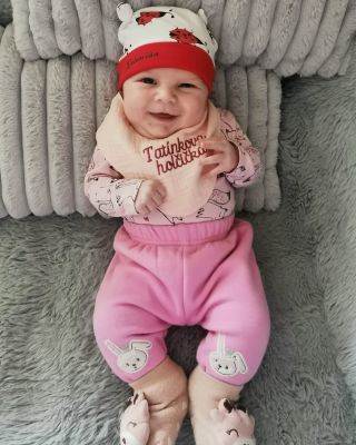 Slintáček a čepička od nás v akci – děkujeme mamince za krásnou fotku! 💛 Ručně šité, pohodlné a srdcem tvořené pro ty...