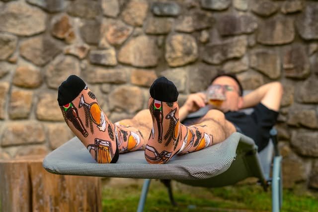 Ponožky Walkee na lehátku u kamenné zdi