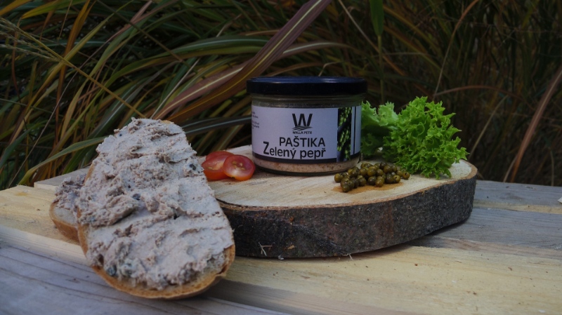 Zelený pepř paštika chleba