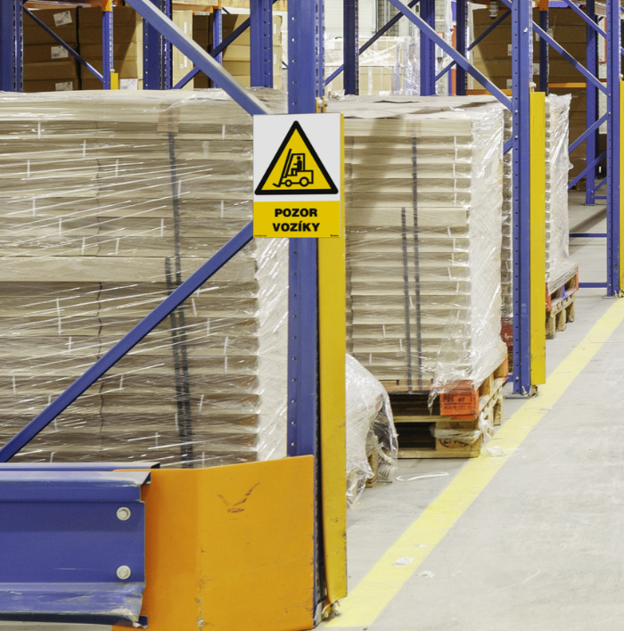 Bezpečnostní cedulky do skladů – kompletní průvodce výběrem