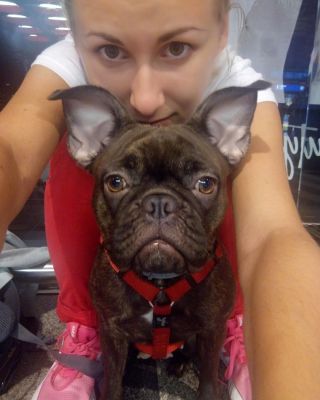 Čeká nás 12hodinová cesta nočním vlakem 🚆🌙 Hlavní nádraží, trochu únava… a ten nejvěrnější spolucestující po mém boku 🐾❤️...