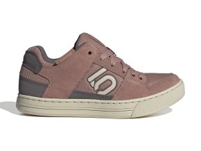 2db096f9fd0c13e811af3d045869a836 ih0821 1 footwear photography side lateral center view white