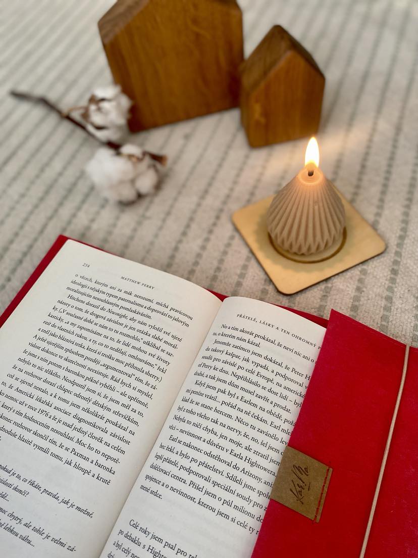 hygge poklidný den s knihou a svíčkou