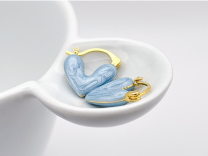 Kruhové zlaté náušnice s perleťově modrým srdcem a smaltovaným povrchem