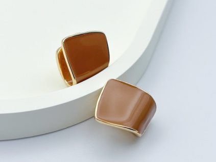 Geometrické náušnice v hnědé barvě se zlatým okrajem, ručně zdobené smaltem