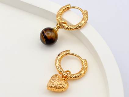 Zlaté visací náušnice s tygřím okem a srdíčkovým přívěskem, pozlacené 18K pro elegantní vzhled.