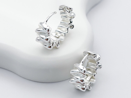 Náušnice Silver Wave – strukturovaný stříbrný povrch s jemným leskem.