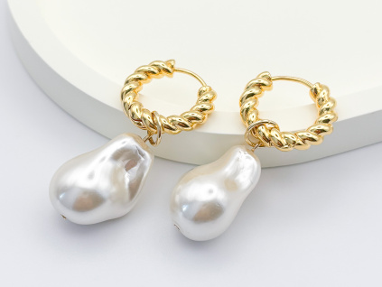 Zlaté visací náušnice s umělými barokními perlami, pozlacené 18K pro elegantní vzhled.