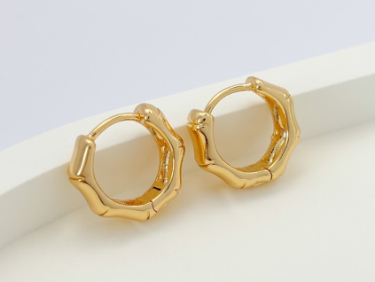 Zlaté kruhové náušnice inspirované bambusovým designem s pozlacením 18K, elegantní a moderní vzhled.