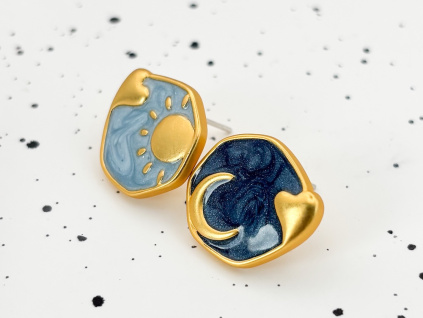 Zlaté pecky s motivy slunce a měsíce, ručně zdobené smaltovanou glazurou v jemných barvách.