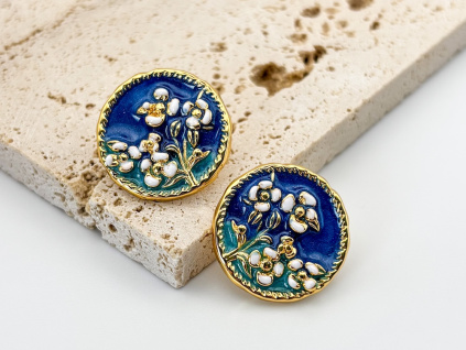 Zlaté pecky s květinovým motivem, ručně zdobené smaltovanou glazurou a zlatými detaily.