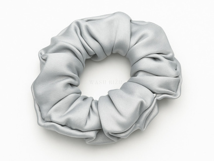 Stříbrná hedvábná gumička do vlasů, vyrobena z 100% hedvábí s vysokou elasticitou.