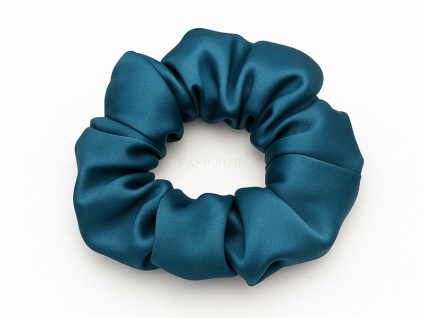 Hedvábná gumička do vlasů v pávové modré barvě s jemnou texturou.