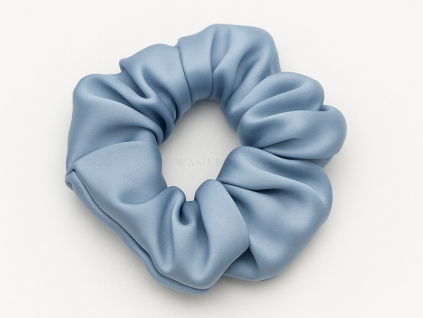 Elegantní hedvábná gumička do vlasů v jemné modré barvě s luxusním vzhledem.