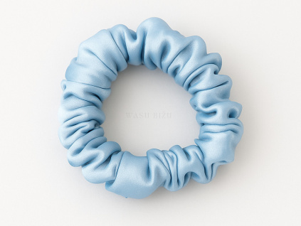 Saténové scrunchie v nebesky modré barv