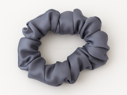 Hedvábné scrunchie v šedé barvě (30 Momme) na bílém pozadí.