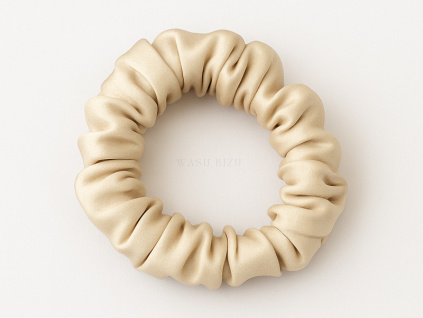 Hedvábné scrunchie v barvě šampaňského (30 Momme) na bílém pozadí.