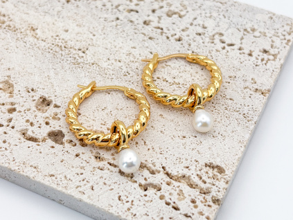 Zlaté kruhové náušnice se sladkovodní perlou – elegantní doplněk z pozlacené mosazi.