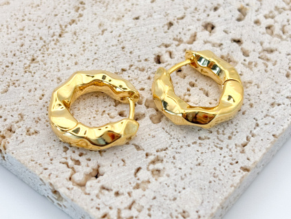 Náušnice Aurora Edge – zlaté kruhy s nepravidelnou strukturou povrchu.
