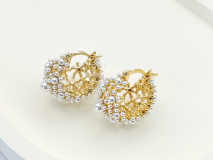 Perlové kruhové náušnice v kombinaci zlaté a bílé – originální design Wasubizu.