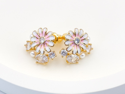 Zlaté náušnice ve tvaru květu s růžovým smaltem, perlami a zirkony – jemná elegance.
